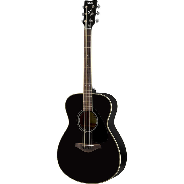 Yamaha FS820BL Concert in Black, front view of the gloss black body and black pickguard