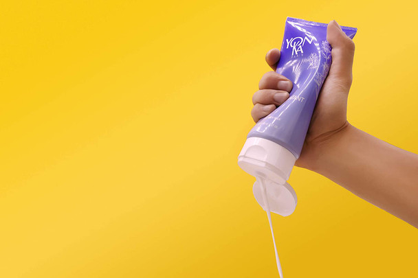 Yon-Ka Lait Hydrant Body Milk, Hydrating and Regenerating Body Lotion with Glycerin and Sweet Almond Oil, Nourish Dry Skin (7.07oz / 200ml)