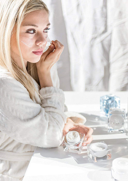 Forever Flawless HYDRA-AM Moisturizing Day Cream. White Diamond Collection. For Optimal Hydration and Supple Skin.