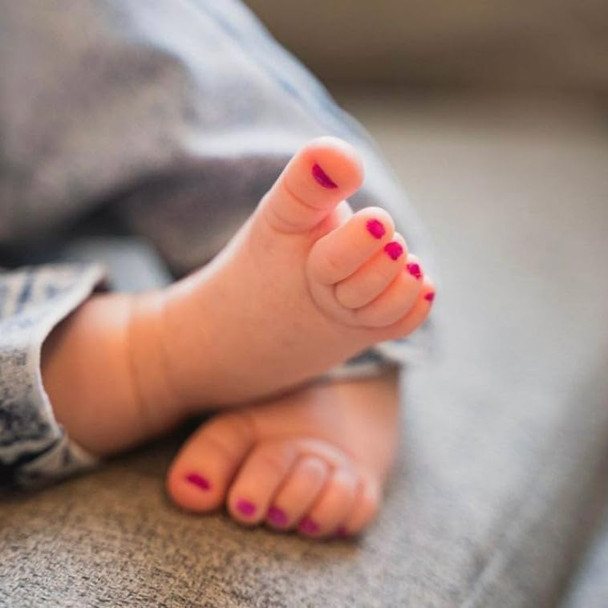 Piggy Paint | 100% Non-Toxic Girls Nail Polish | Safe Cruelty-free Vegan & Low Odor for Kids | Glamour Girl