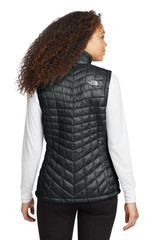 The-North-Face--®--Women's-ThermoBall-----Trekker-Vest.-NF0A3LHL-2