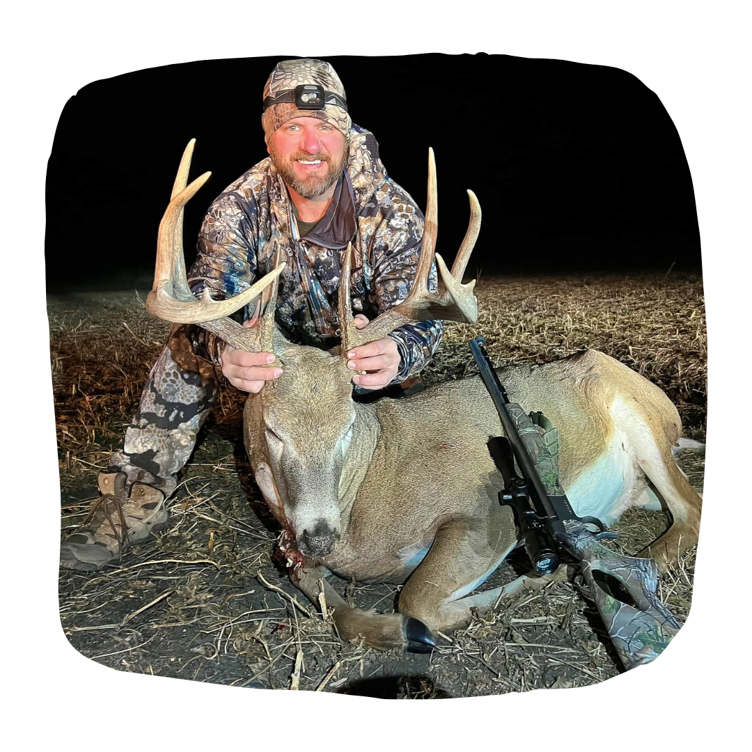 A South Texas deer hunter aims his rifle from tripod hunting blind Stock  Photo - Alamy