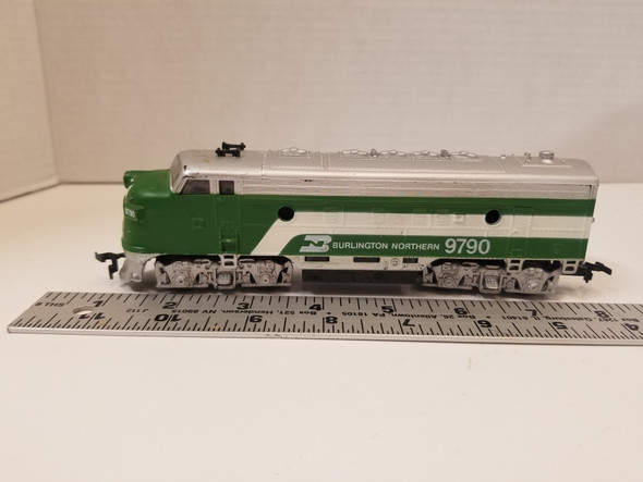 RESALE SHOP - Ho Scale LIFE LIKE Burlington Northern Engine...(READ)