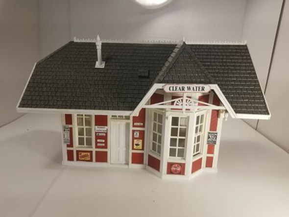 RESALE SHOP - Piko G Scale Bahnhof "Clearwater" Station #62230 - assembled- preowned (READ)