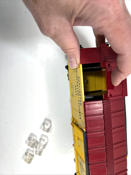 RESALE SHOP - Lionel Burlington Rt Reefer With Ice Blocks #19823 - no box- untested