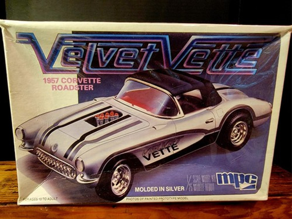 RESALE SHOP - MPC #1-3717 VelvetVette 1957 Corvette Roadster 1/25 Silver Mold