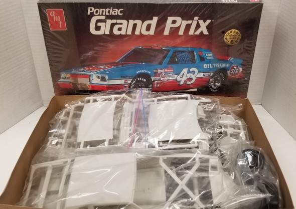 RESALE SHOP - AMT/STP 1/16 Pontiac Gran Prix #8249