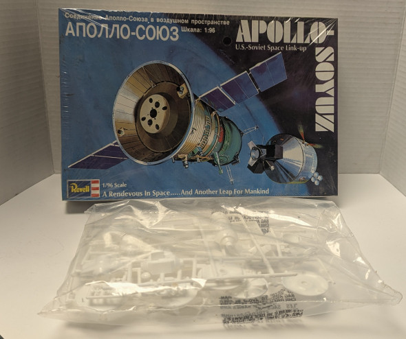 RESALE SHOP - Revell Apollo Soyuz 1/96 US Soviet Space Link up "Rendevous In Space" H-1800