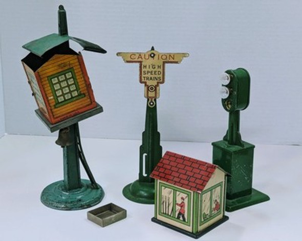 RESALE SHOP - Lot of 4 Vintage Marx Train Accesories - Preowned