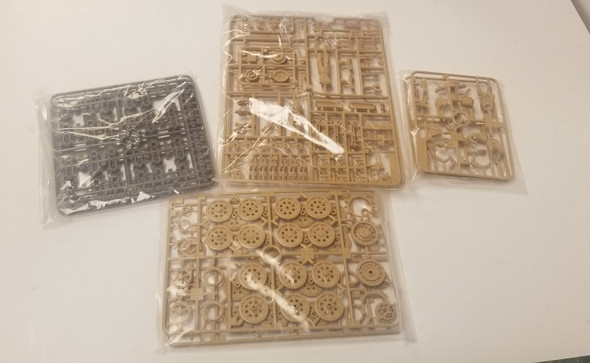 RESALE SHOP - Tamiya #35239 Schwerer Zugkraftwagen 18t Sd.Kfz.9 FAMO 1:35 German 18t Half tank