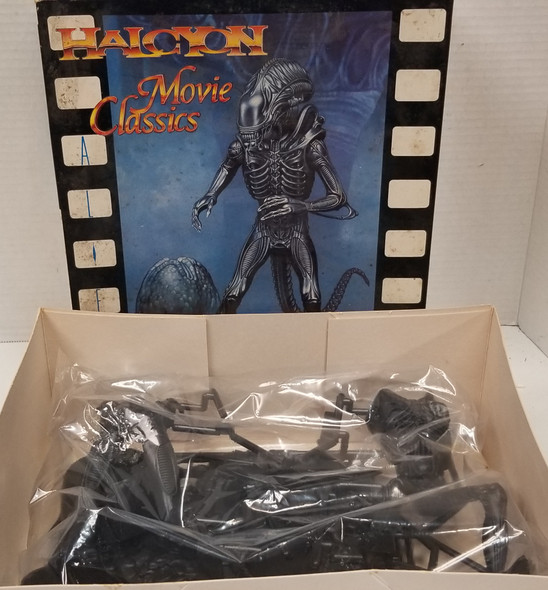 RESALE SHOP - Halcyon 1/9 Movie Classics Alien Warrior with base & egg #4