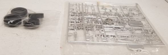 RESALE SHOP - REVELL '32 Ford Sedan Street Rod V8 Duece 1/25 #85-2062