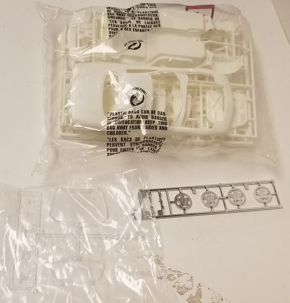 RESALE SHOP - Revell 1:25 1999 Chevy Corvette Hardtop #85-2578