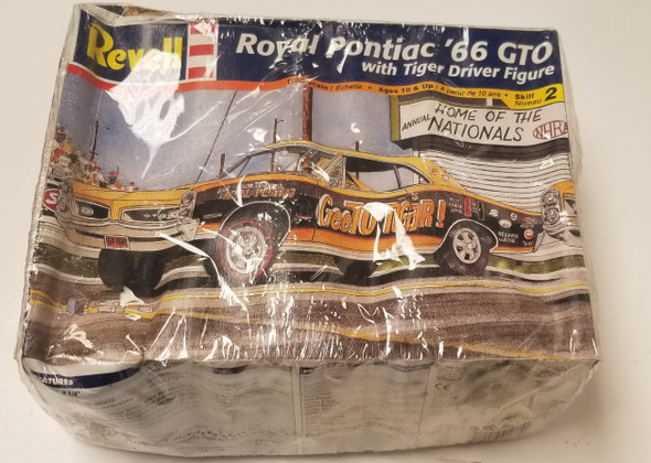 RESALE SHOP - Revell 1:25 Royal Pontiac '66 GTO With Tiger Driver Figure #85-4167