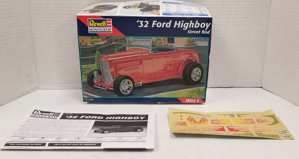 RESALE SHOP - Revell Monogram #85-7625 1/25 '32 Ford Highboy Street Rod Skill 2