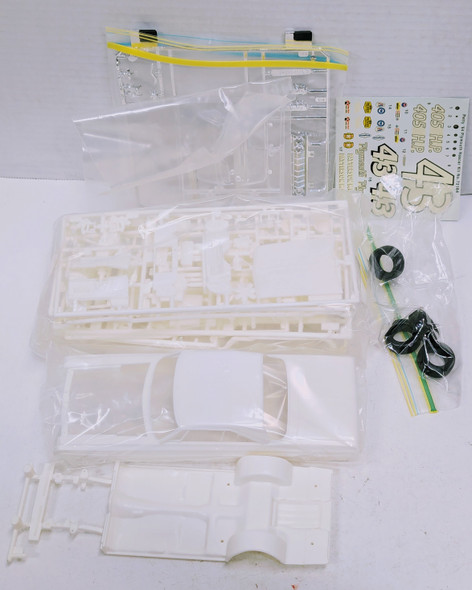 RESALE SHOP - Lindberg 1:25 Richard Petty's Plymouth 1964 Belvedere Plastic Model Kit #72164