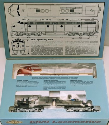 RESALE SHOP - Proto 2000 Series HO Santa Fe EMD E8/9 Loco + Dummy - NIB