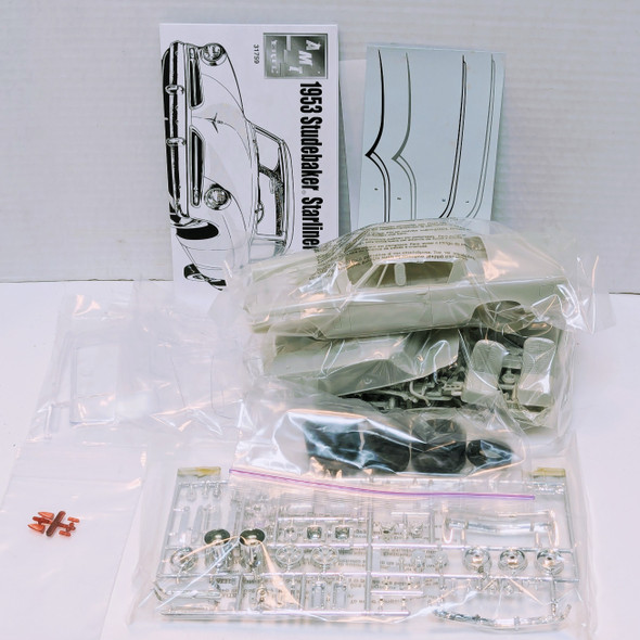 RESALE SHOP - AMT ERTL 1:25 1953 Studebaker Starliner Coupe Plastic Model Kit #31759