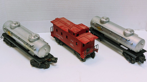 RESALE SHOP - Lot of 3 Lionel Tank Cars and Caboose - WINO-CAB3LOT-U5036