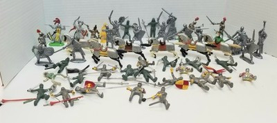 RESALE SHOP - Vintage Lot of Medieval figures, Spears, Horses (with some Britain Brand) 1/32 - GUBL-MEDFIGS-U5262