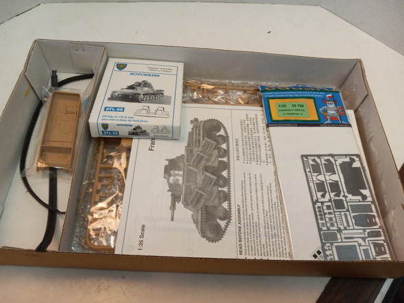 RESALE SHOP - NOB 1/35 Trumpeter France 39(H) Hotchkiss Light Tank Plastic Model Kit EXTRAS - JIMI-00352-NOB5731