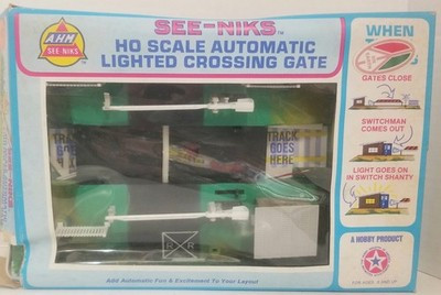 RESALE SHOP - AHM SEE-NIKS Ho scale Automatic Lighted Crossing Gate - WINO-CROSSGATE-LN5417