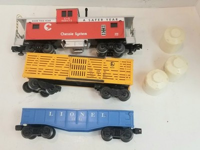 RESALE SHOP - (3) Lionel O SCALE Rolling Stock Cattle, Chessie Caboose 6656, Flat Hauler 6112 - DIKN-ROLLINGLOT-LN5513