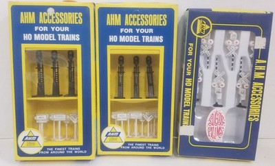 RESALE SHOP - Lot of 3 AHM HO scale Signals and Road Signs - WINO-AHMSIGSIGN-LN5411