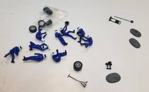 RESALE SHOP - Scalextric C8293 Lot of 8 1/32 Pit Crew Personnel W/ Tires/Rims/Misc. - MARU-PITSETC8293-U6862
