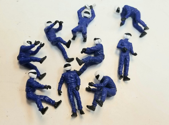 RESALE SHOP - Scalextric C8293 Lot of 8 1/32 Pit Crew Personnel W/ Tires/Rims/Misc. - MARU-PITSETC8293-U6862