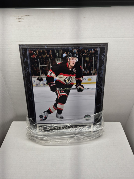 RESALE SHOP - Jonathan Toews 10 1/2 x 13 Black Marble Plaque With 8x10 Photo-Blackhawks - cnsg-matt-jontoews