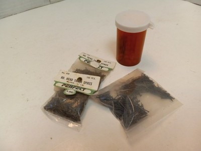 RESALE SHOP - Lot Of Used Track Nails, And Track Connectors For HO Scale Train - WINO-TRACKNAILS-U6095