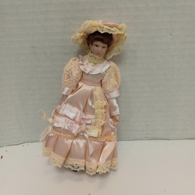 RESALE SHOP - Aztec 1:12 Town Square Victorian Woman in Pink Dress - CIMA-G7622-NOB7241