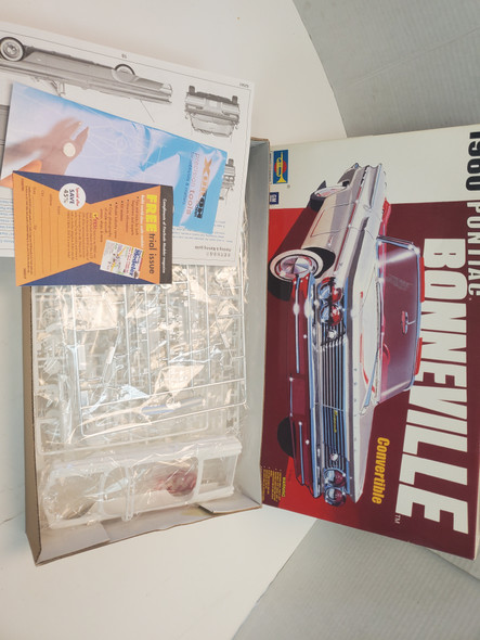 OakridgeStores.com | RESALE SHOP - Trumpeter 1960 Pontiac Bonneville Convertible Model Kit 1:25 02501 New - BREV-02501-NOB8136