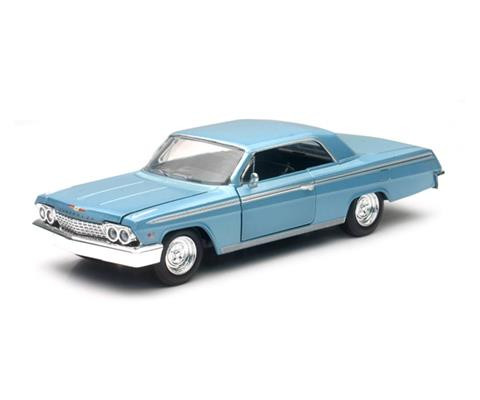 OakridgeStores.com | NEWRAY - 1/25 - 1962 Chevrolet Impala SS in Light Blue - Diecast Model Car, Opening Doors & Hood - 71843B 093577718454