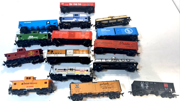 RESALE SHOP - Lot Of 15 Assorted HO Scale Train Cars - preowned