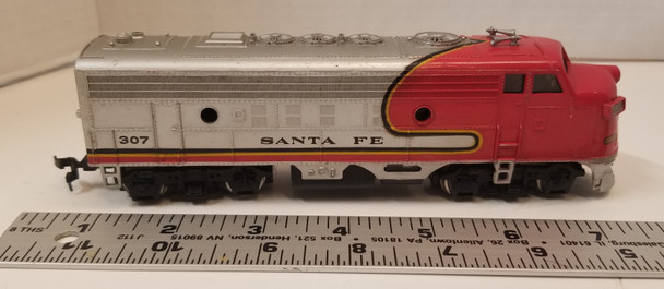 RESALE SHOP - HO Scale Bachmann Santa fe Model Train engine (READ)