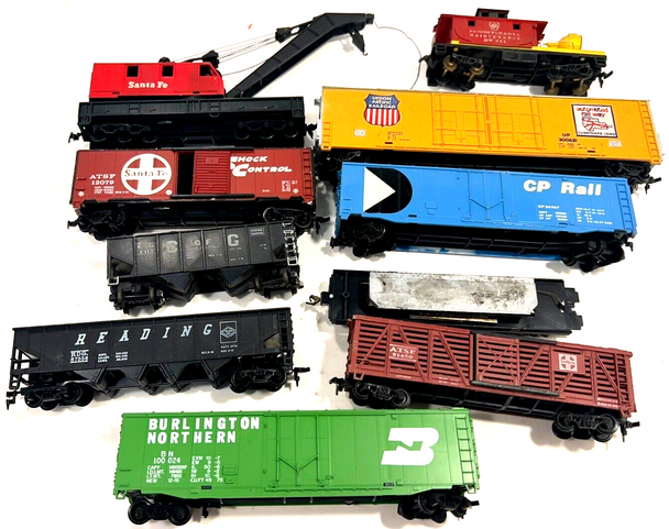 RESALE SHOP - Lot Of 10 HO Various Rolling Stock (view couplers) - preowned