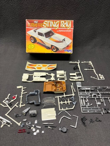 RESALE SHOP - MPC #6357 1/25 Scale 1967 Chevy Corvette Sting Ray Plastic Model Kit