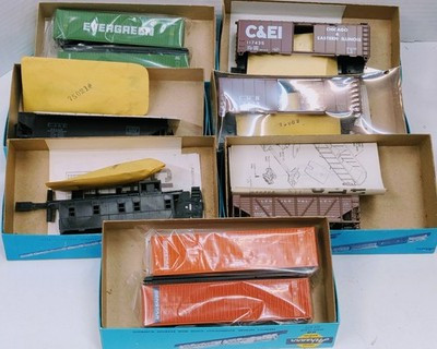 RESALE SHOP - Lot of 7 Athearn HO Scale Freight Car Kits - Preowned
