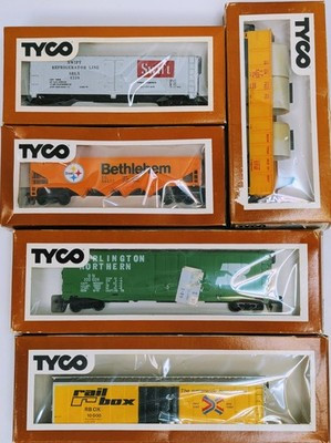 RESALE SHOP - Lot of 5 Tyco HO Scale Rolling Stock - Preowned