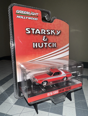 RESALE SHOP - Revell Starsky & Hutch Ford Torino Model Car Kit 1:25 Model Car w/ 1/64 Diecast
