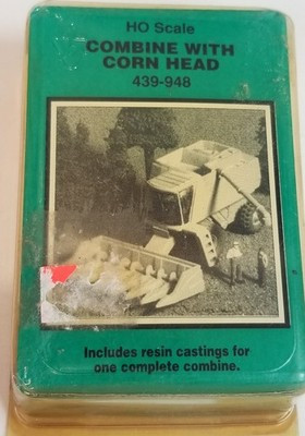 RESALE SHOP - Magnuson Models Ho Scale Combine With Corn Head 439-948 - GECH-439-948-LN5023