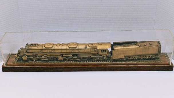 RESALE SHOP - HO Scale Union Pacific Big Boy 4-8-8-4 Plastic Steam Engine Diorama - STORE-UPBBDIORAMA-U4941