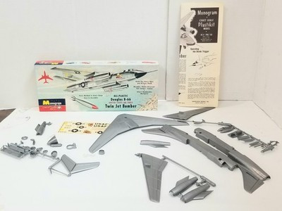 RESALE SHOP - Monogram Douglas B-66 US Air Force Twin Jet Bomber PA10-98 1/82 - BOBR-PA10-98-NOB7023