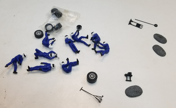 RESALE SHOP - Scalextric C8293 Lot of 8 1/32 Pit Crew Personnel W/ Tires/Rims/Misc. - MARU-PITSETC8293-U6862