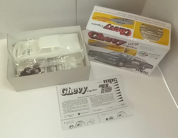 OakridgeStores.com | RESALE SHOP - MPC 1:25 Retro Deluxe 1976 Chevy Caprice & Tilt-Bed Trailer 753/12 - BREV-753-12-NOB8254 CNSG858388011961