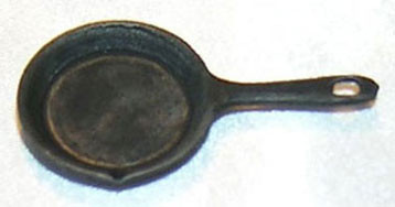ISLAND CRAFTS - 1 Inch Scale Dollhouse Miniature - Black Small Frying Pan (ISL0301)