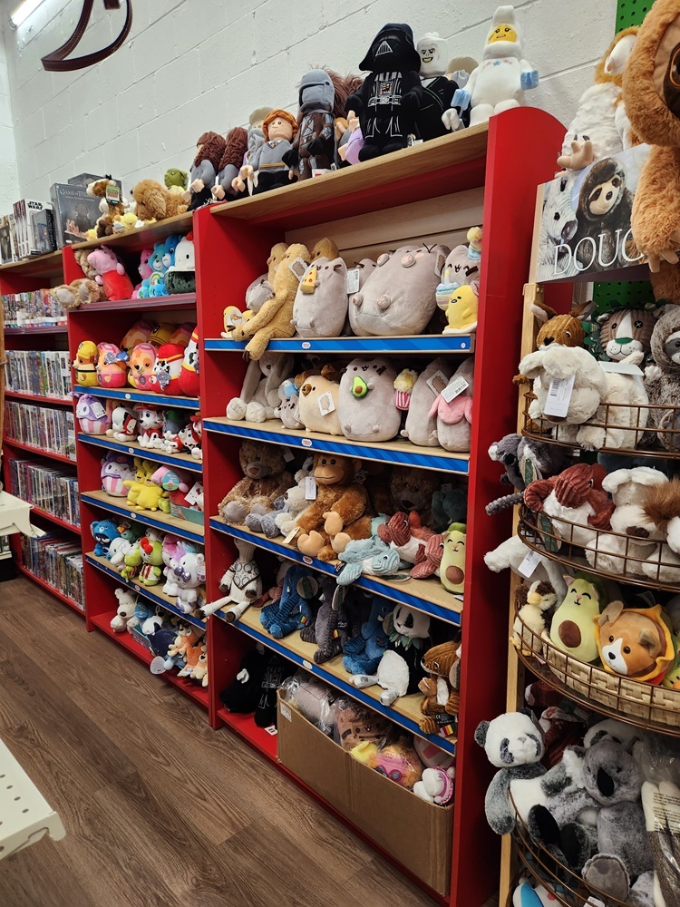 Oakridge Toy Store Holiday Store estuffed animals plush collectibles (reduced) 20251126_095513