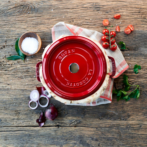 【新品】staub パイディッシュ24cm チェリー Round Cocotte 24cm, Cherry Red - Zwilling Australia